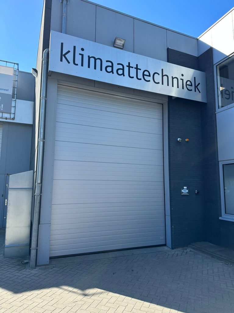Een nieuwe overheaddeur gemonteerd in Woerden door Ton Smit deuren
